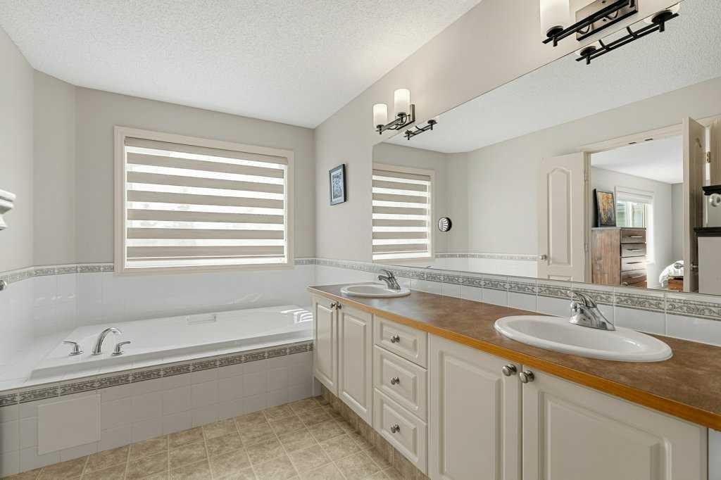 19 Citadel Ridge Close Nw, Calgary, AB - Indoor Photo Showing Bathroom
