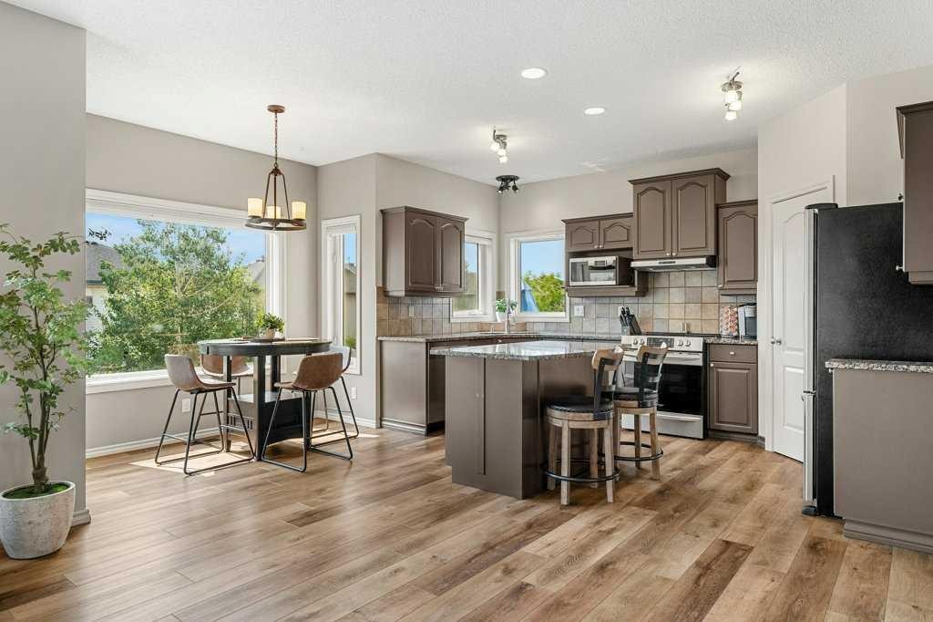19 Citadel Ridge Close Nw, Calgary, AB - Indoor Photo Showing Kitchen With Upgraded Kitchen