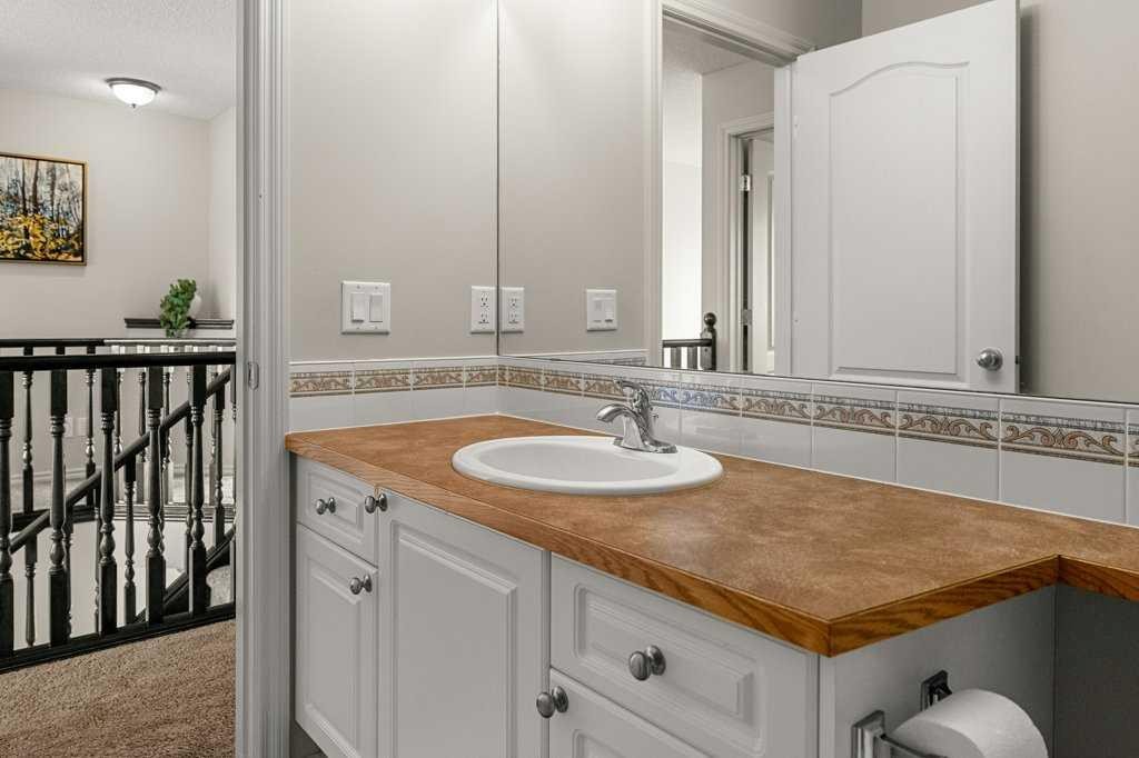 19 Citadel Ridge Close Nw, Calgary, AB - Indoor Photo Showing Bathroom