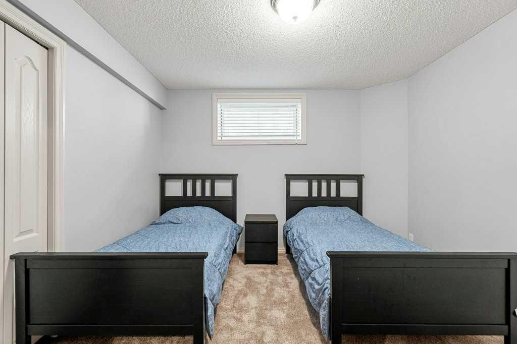 19 Citadel Ridge Close Nw, Calgary, AB - Indoor Photo Showing Bedroom