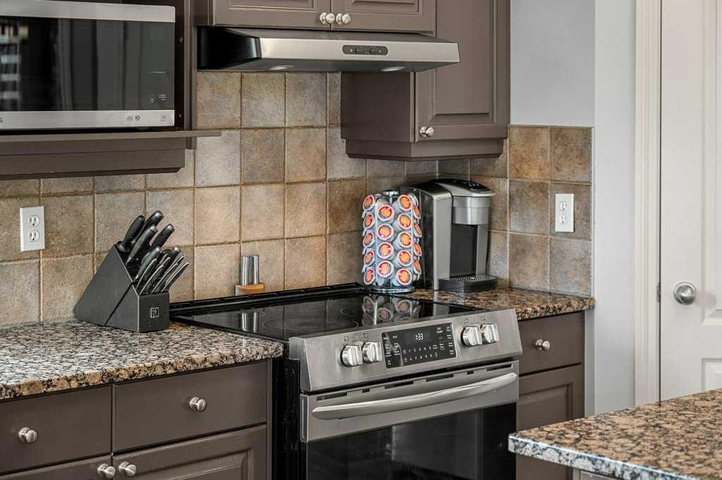 19 Citadel Ridge Close Nw, Calgary, AB - Indoor Photo Showing Kitchen With Upgraded Kitchen