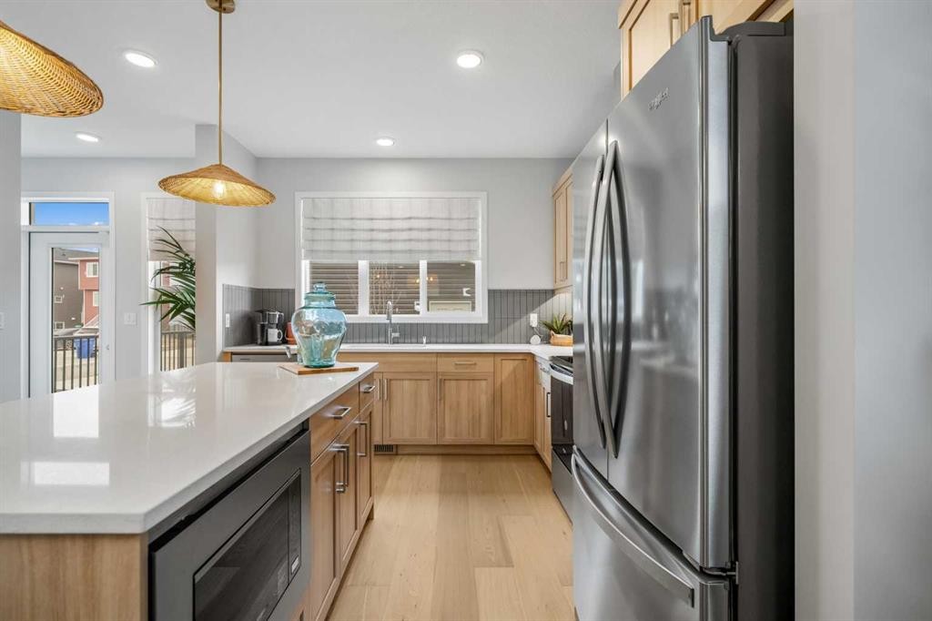 545 Bridgeport Street, Chestermere, AB - Indoor Photo Showing Kitchen With Upgraded Kitchen