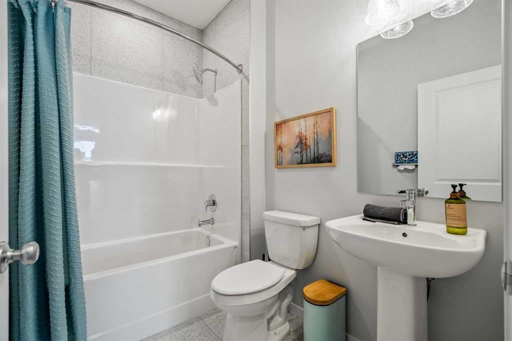 545 Bridgeport Street, Chestermere, AB - Indoor Photo Showing Bathroom