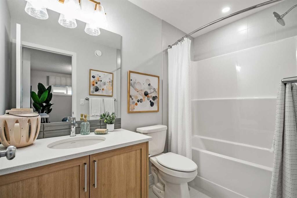 545 Bridgeport Street, Chestermere, AB - Indoor Photo Showing Bathroom