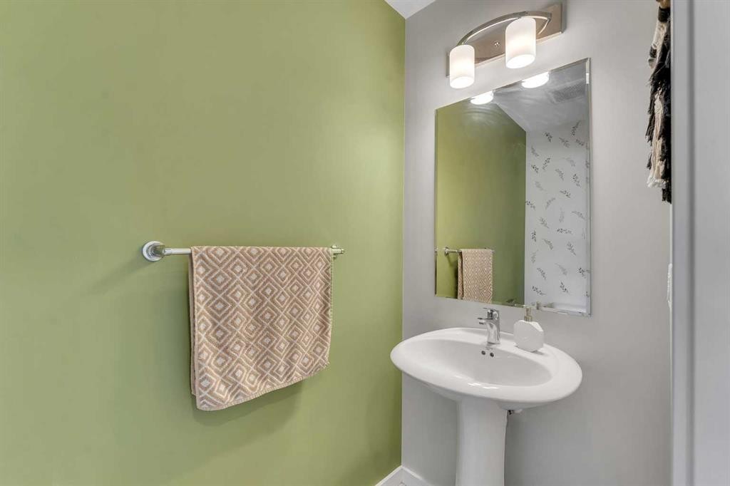 124-31 Red Embers Parade Ne, Calgary, AB - Indoor Photo Showing Bathroom