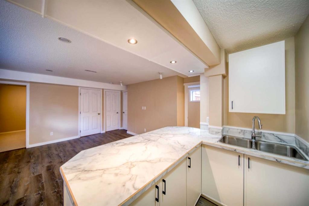 329 Springmere Way, Chestermere, AB - Indoor Photo Showing Kitchen