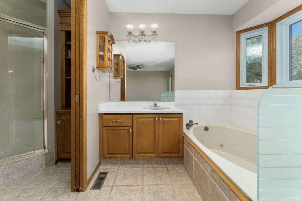 44 Hawkstone Drive Nw, Calgary, AB
