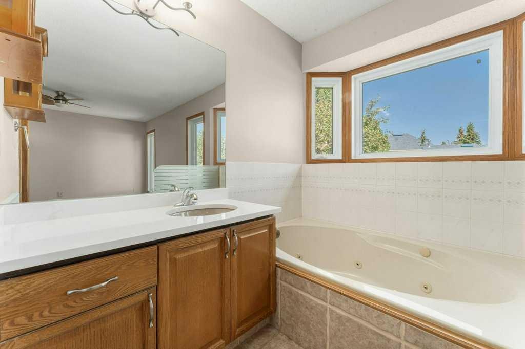 44 Hawkstone Drive Nw, Calgary, AB