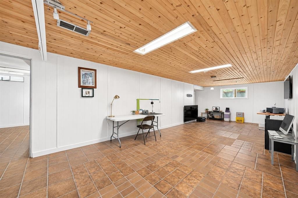 6024 Madigan Drive Ne, Calgary, AB - Indoor
