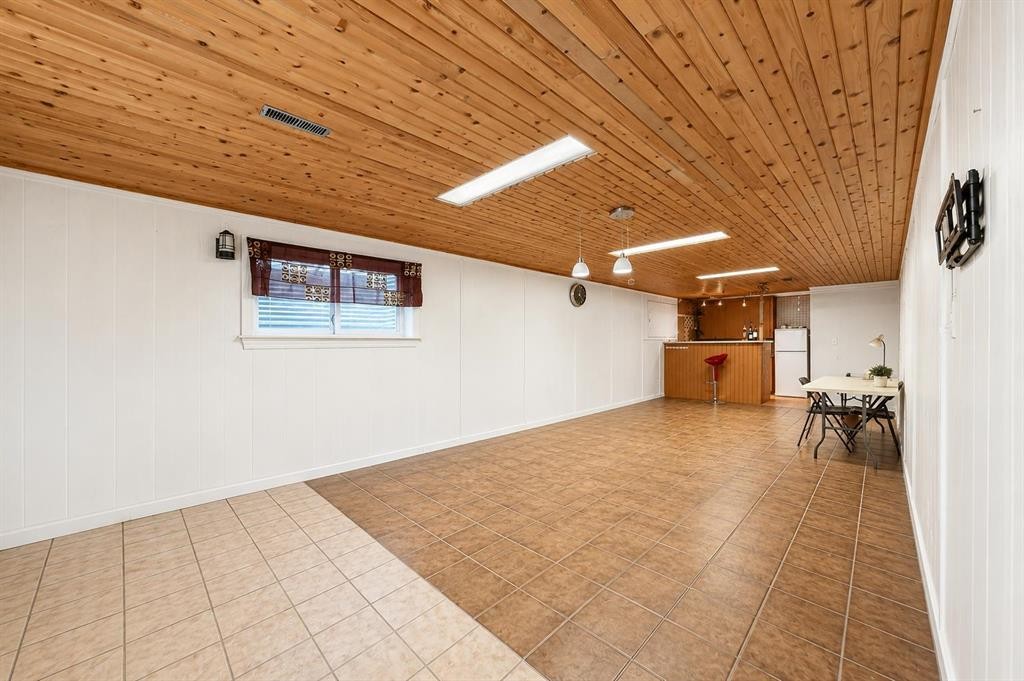 6024 Madigan Drive Ne, Calgary, AB - Indoor Photo Showing Other Room