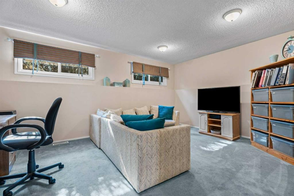71 Templewood Road Ne, Calgary, AB - Indoor Photo Showing Office