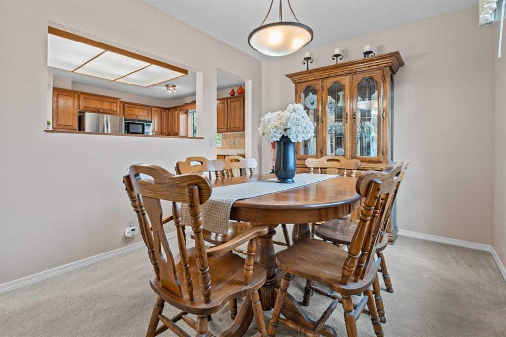 71 Templewood Road Ne, Calgary, AB - Indoor Photo Showing Dining Room