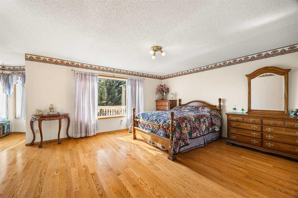 2203 Sirocco Drive Sw, Calgary, AB - Indoor Photo Showing Bedroom