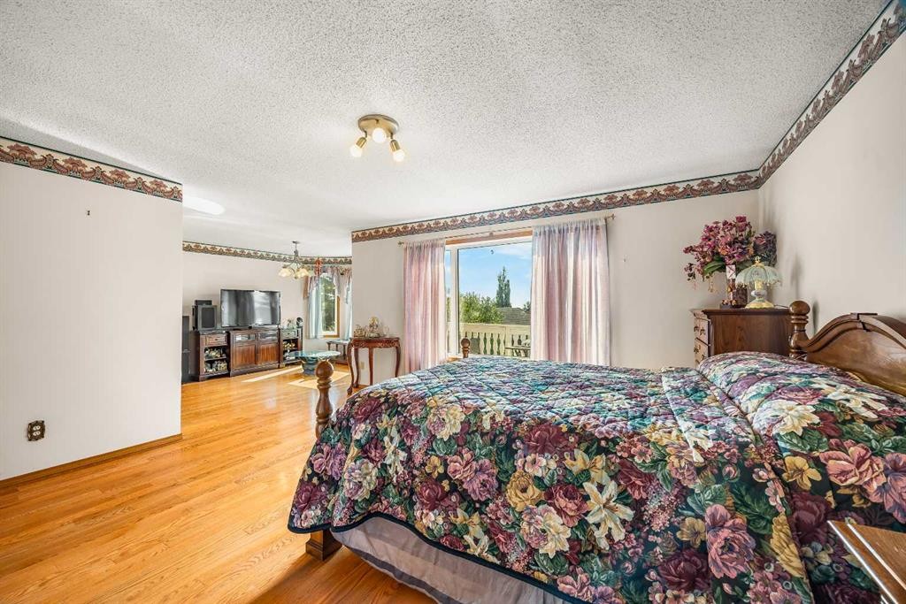 2203 Sirocco Drive Sw, Calgary, AB - Indoor Photo Showing Bedroom
