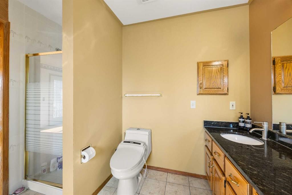 2203 Sirocco Drive Sw, Calgary, AB - Indoor Photo Showing Bathroom