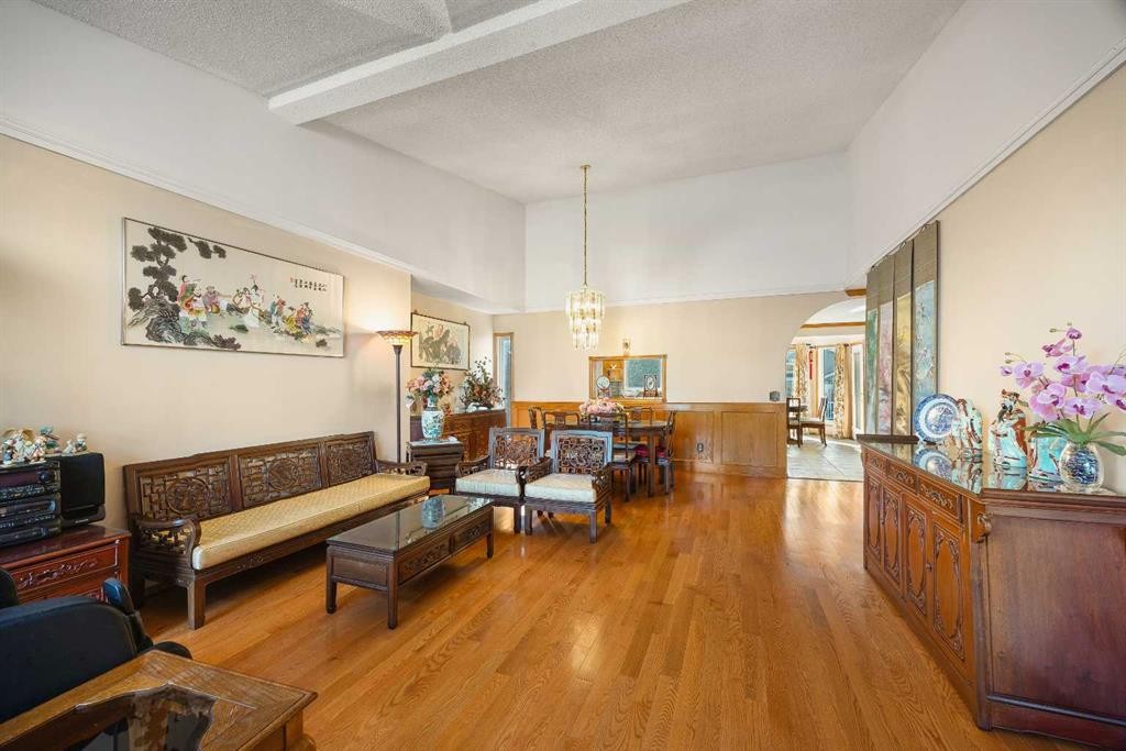 2203 Sirocco Drive Sw, Calgary, AB - Indoor Photo Showing Living Room