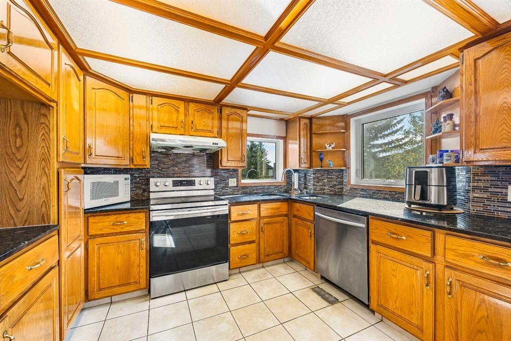 2203 Sirocco Drive Sw, Calgary, AB - Indoor Photo Showing Kitchen