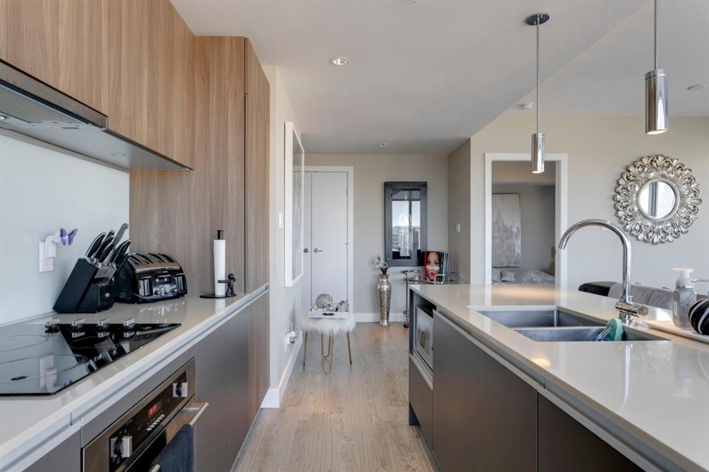 1509-1122 3 Street Se, Calgary, AB - Indoor Photo Showing Kitchen With Double Sink With Upgraded Kitchen