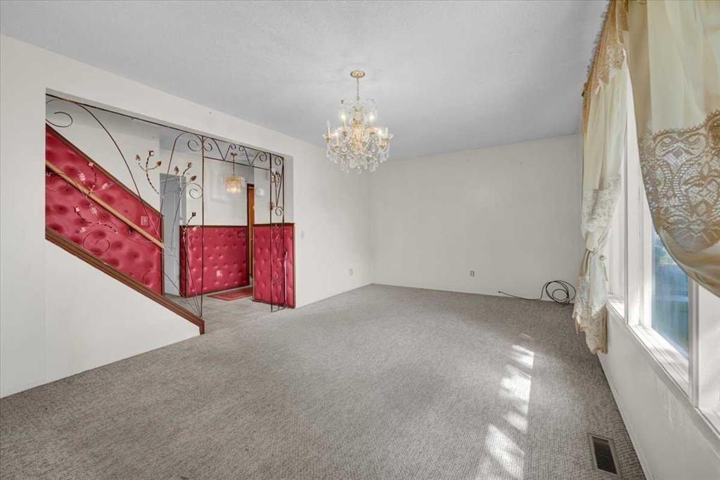 2025 40 Street Se, Calgary, AB - Indoor Photo Showing Other Room