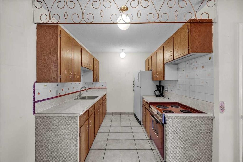 2025 40 Street Se, Calgary, AB - Indoor Photo Showing Kitchen