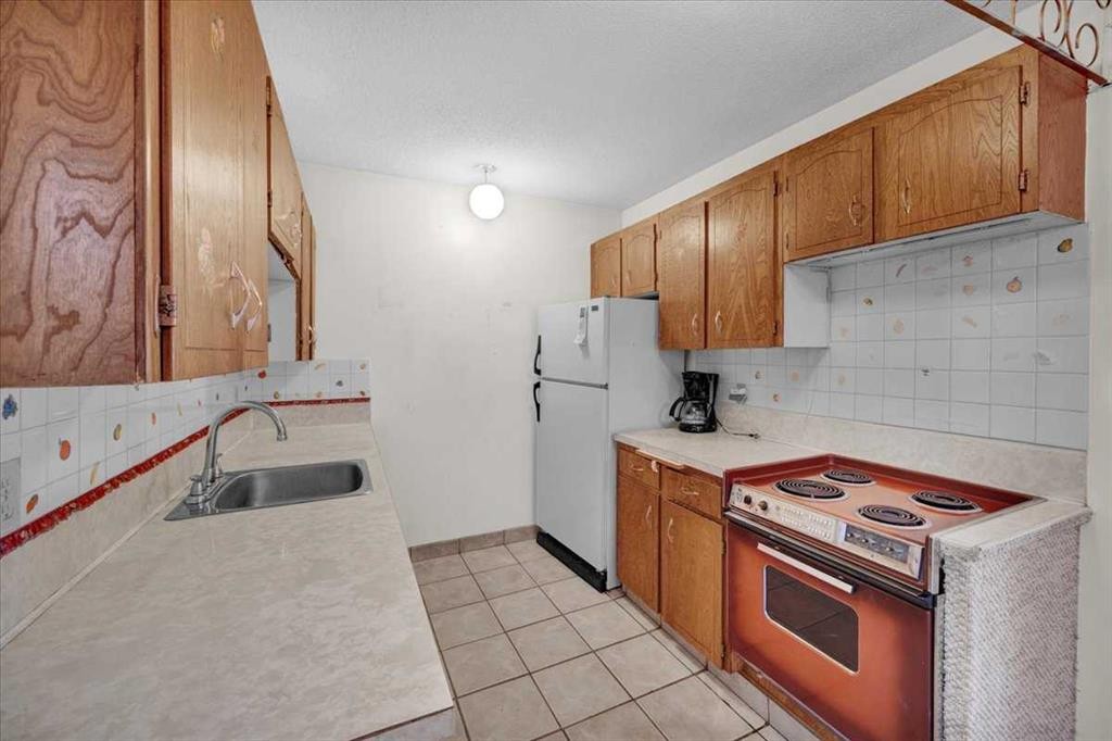 2025 40 Street Se, Calgary, AB - Indoor Photo Showing Kitchen