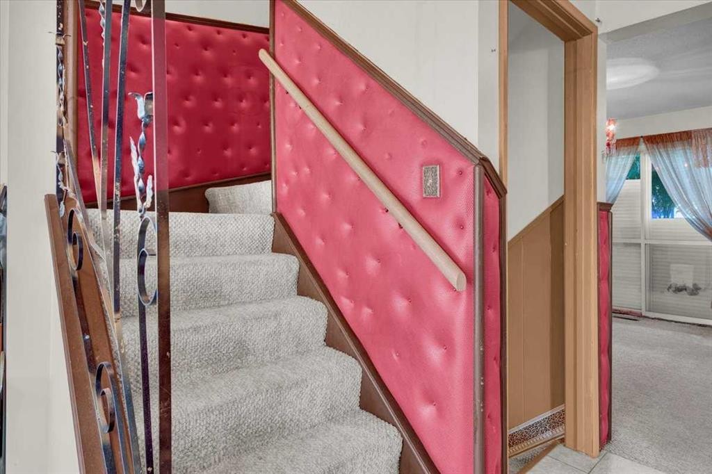 2025 40 Street Se, Calgary, AB - Indoor Photo Showing Other Room