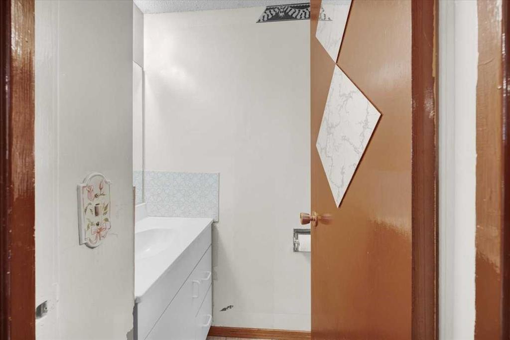 2025 40 Street Se, Calgary, AB - Indoor Photo Showing Bathroom
