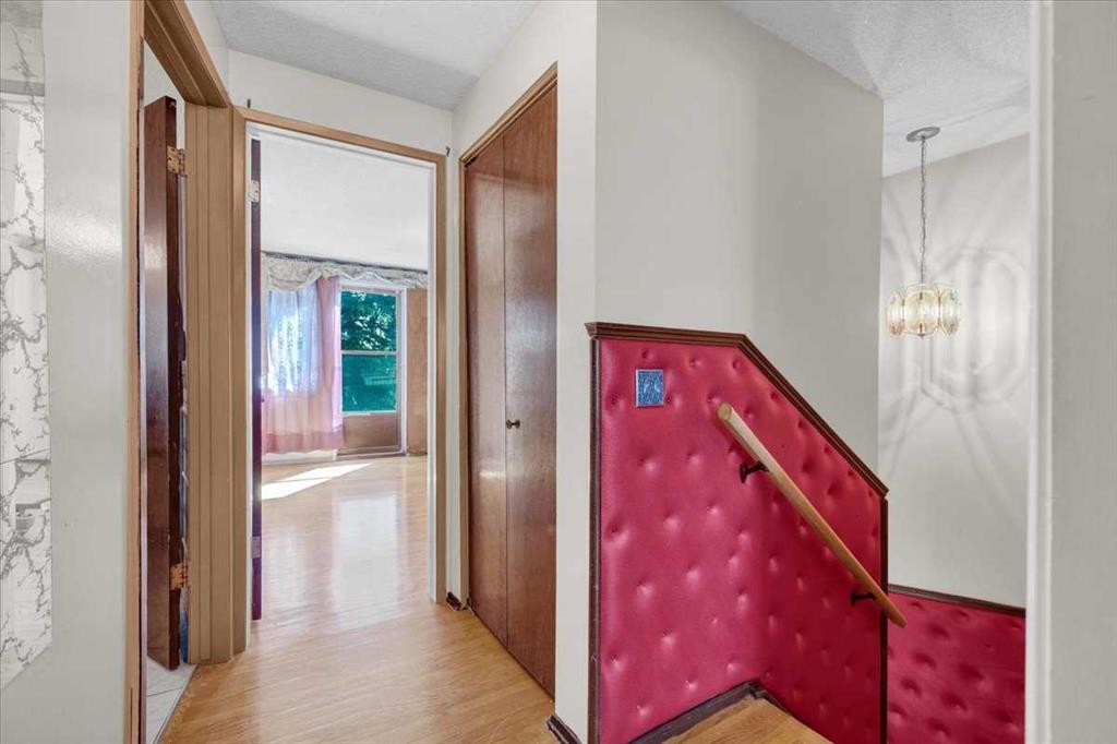 2025 40 Street Se, Calgary, AB - Indoor Photo Showing Other Room