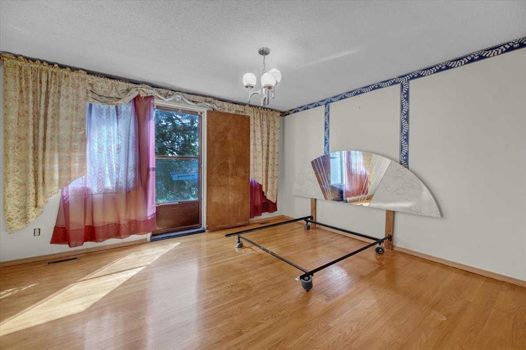 2025 40 Street Se, Calgary, AB - Indoor Photo Showing Other Room