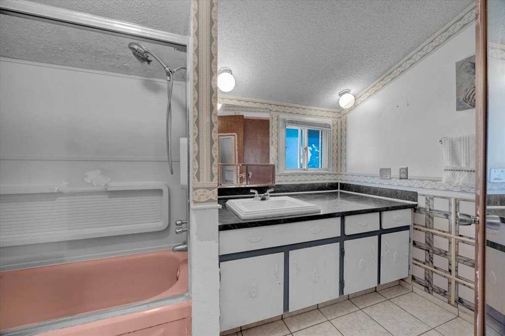 2025 40 Street Se, Calgary, AB - Indoor Photo Showing Bathroom