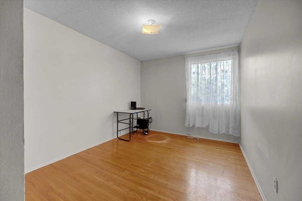 2025 40 Street Se, Calgary, AB - Indoor Photo Showing Other Room