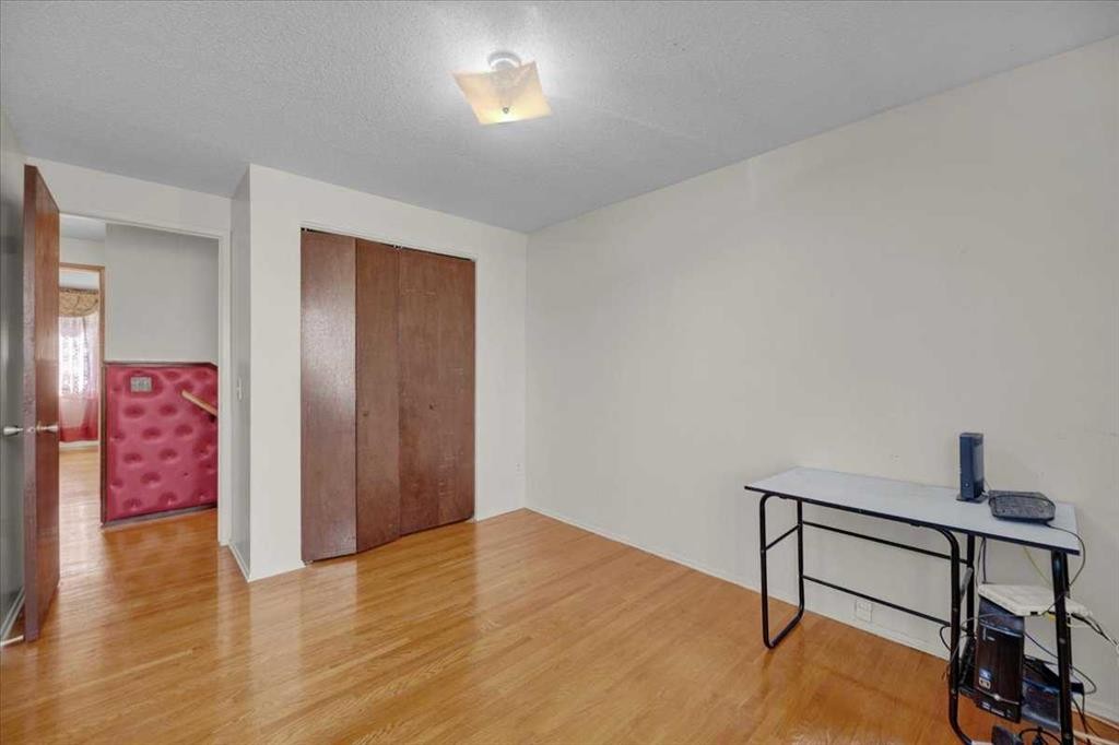 2025 40 Street Se, Calgary, AB - Indoor Photo Showing Other Room