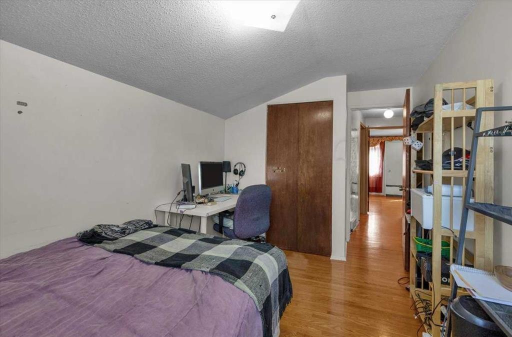 2025 40 Street Se, Calgary, AB - Indoor Photo Showing Bedroom