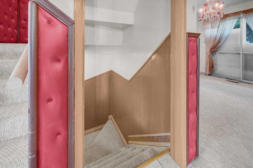 2025 40 Street Se, Calgary, AB - Indoor Photo Showing Other Room