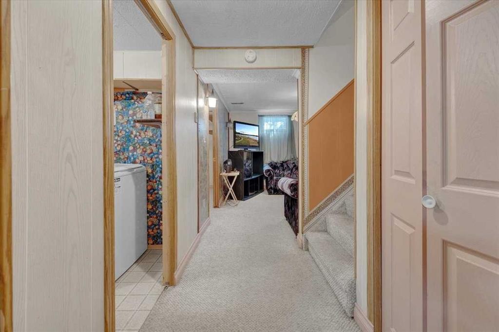2025 40 Street Se, Calgary, AB - Indoor Photo Showing Other Room