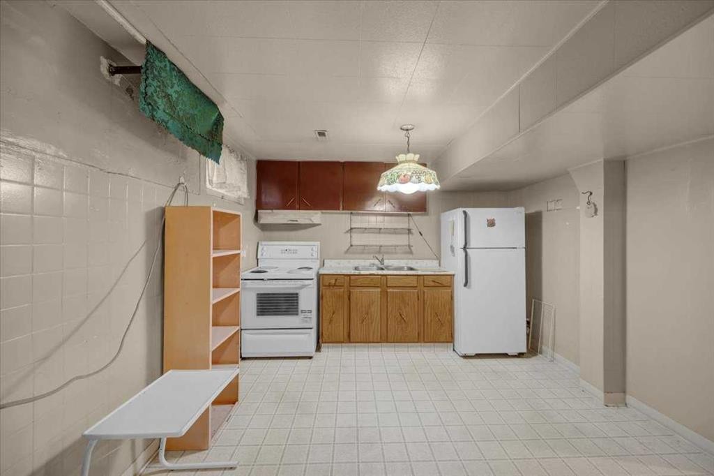 2025 40 Street Se, Calgary, AB - Indoor Photo Showing Kitchen With Double Sink