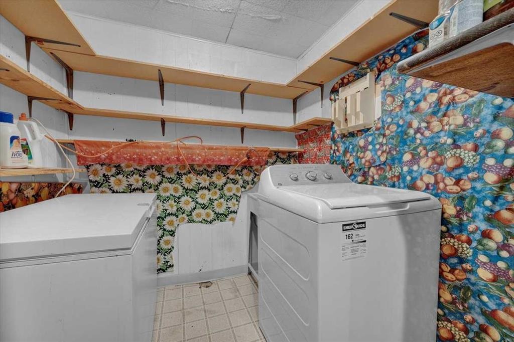 2025 40 Street Se, Calgary, AB - Indoor Photo Showing Laundry Room