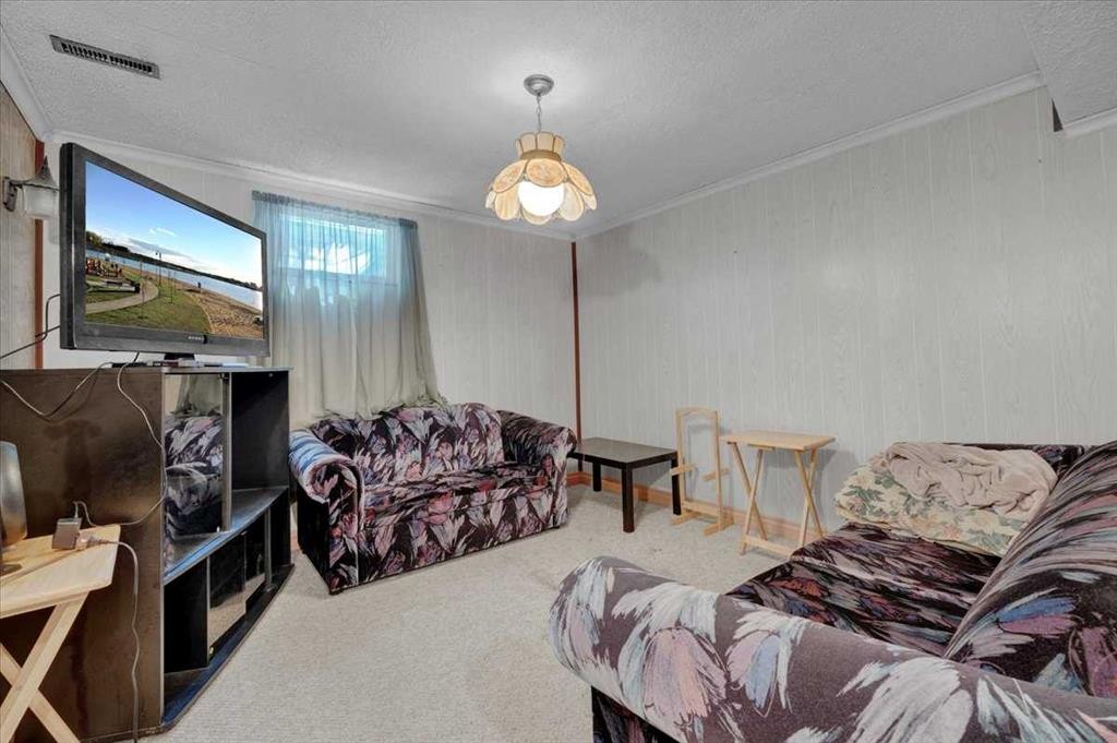 2025 40 Street Se, Calgary, AB - Indoor Photo Showing Living Room