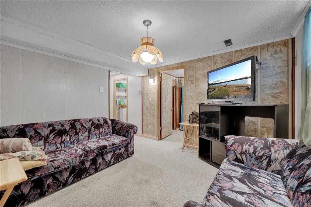 2025 40 Street Se, Calgary, AB - Indoor Photo Showing Living Room
