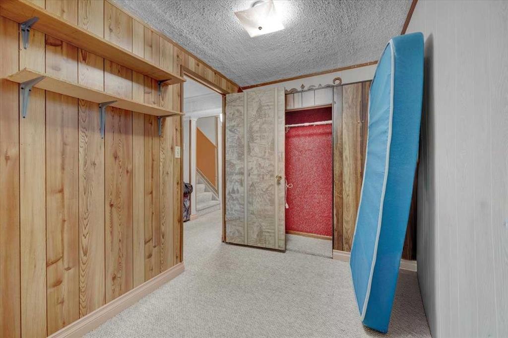 2025 40 Street Se, Calgary, AB - Indoor Photo Showing Other Room