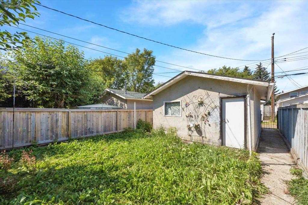 2025 40 Street Se, Calgary, AB - Outdoor