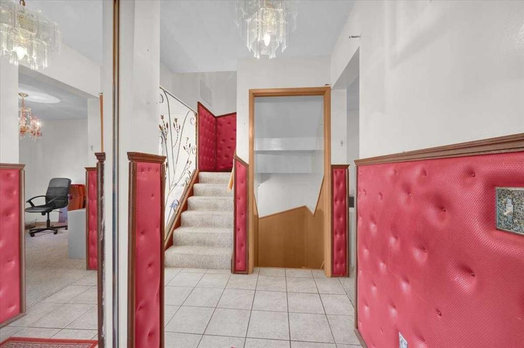2025 40 Street Se, Calgary, AB - Indoor Photo Showing Other Room