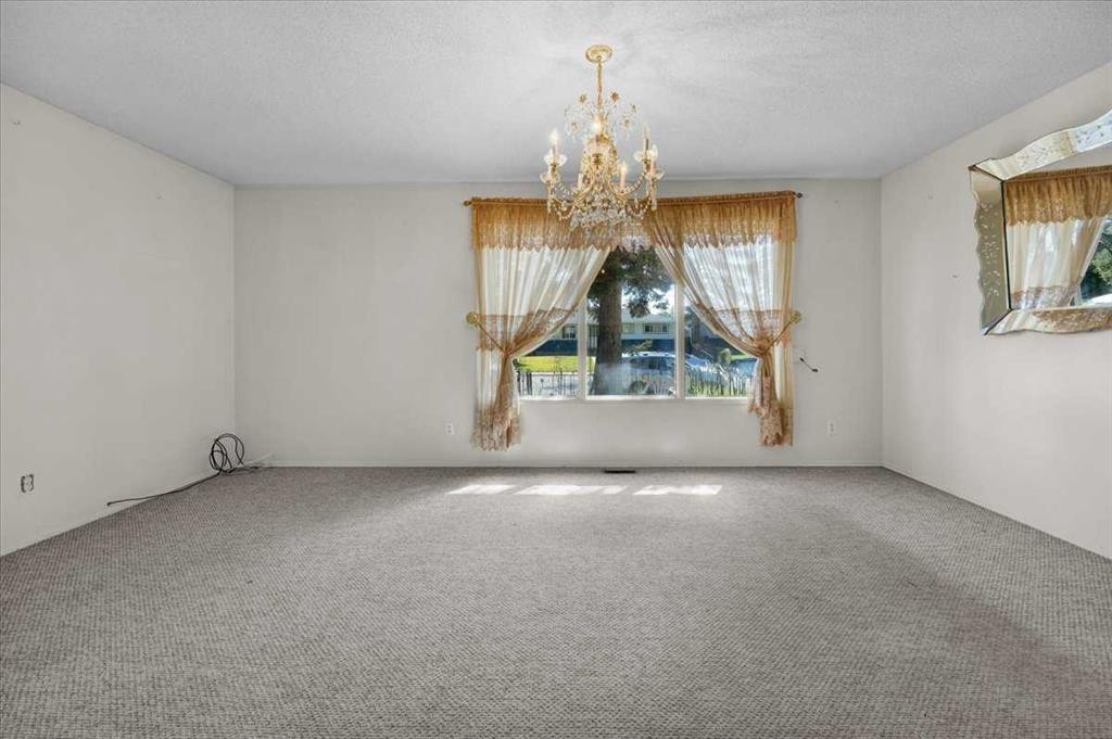 2025 40 Street Se, Calgary, AB - Indoor Photo Showing Other Room