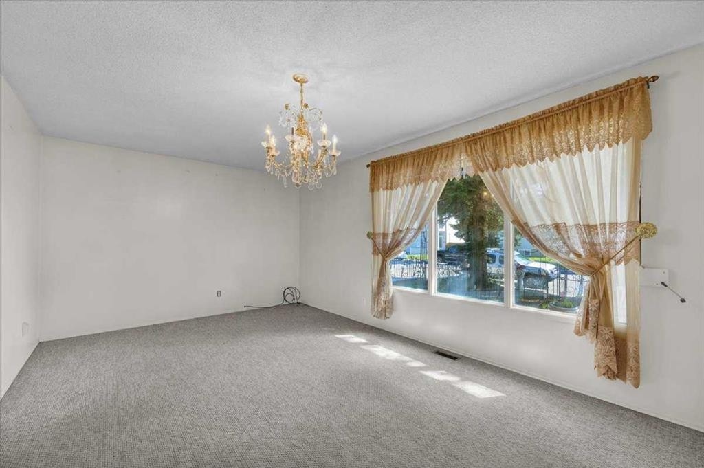 2025 40 Street Se, Calgary, AB - Indoor Photo Showing Other Room