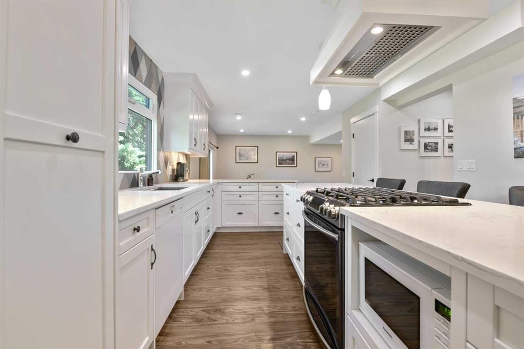 315 Woodpark Place Sw, Calgary, AB - Indoor Photo Showing Kitchen