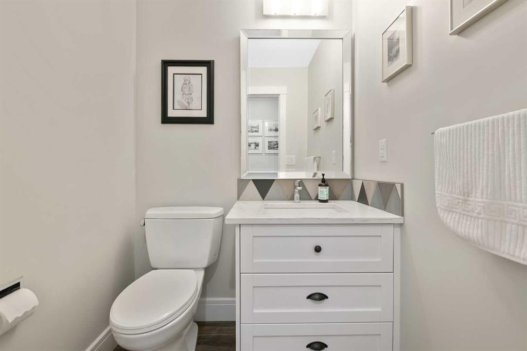 315 Woodpark Place Sw, Calgary, AB - Indoor Photo Showing Bathroom