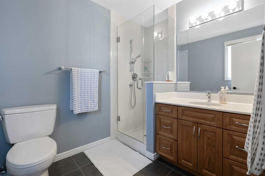 315 Woodpark Place Sw, Calgary, AB - Indoor Photo Showing Bathroom