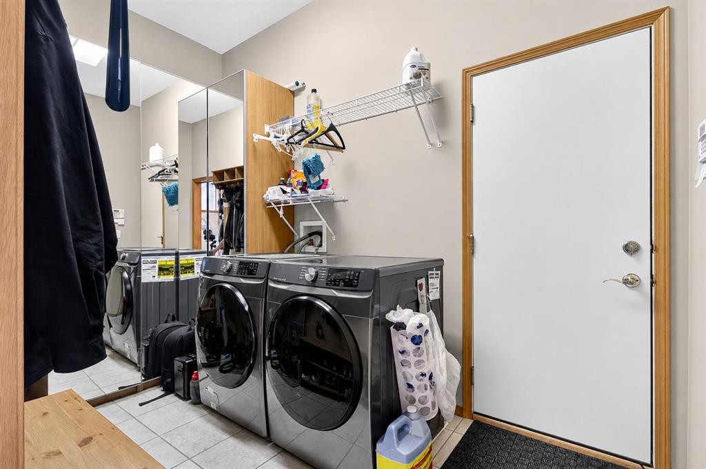 44 Strathlea Close Sw, Calgary, AB - Indoor Photo Showing Laundry Room