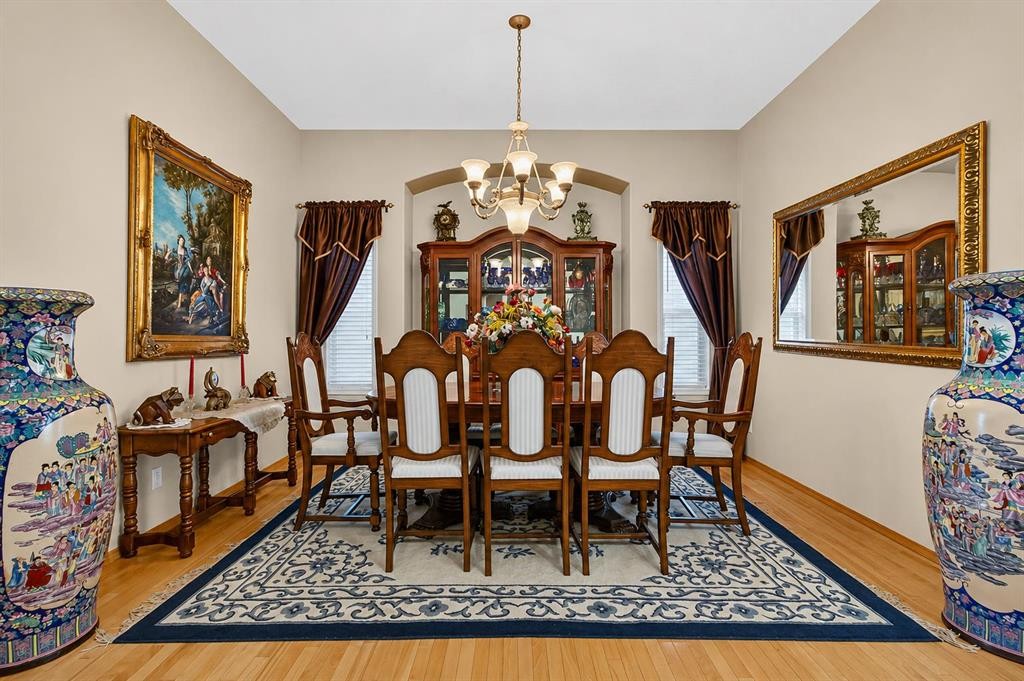 44 Strathlea Close Sw, Calgary, AB - Indoor Photo Showing Dining Room