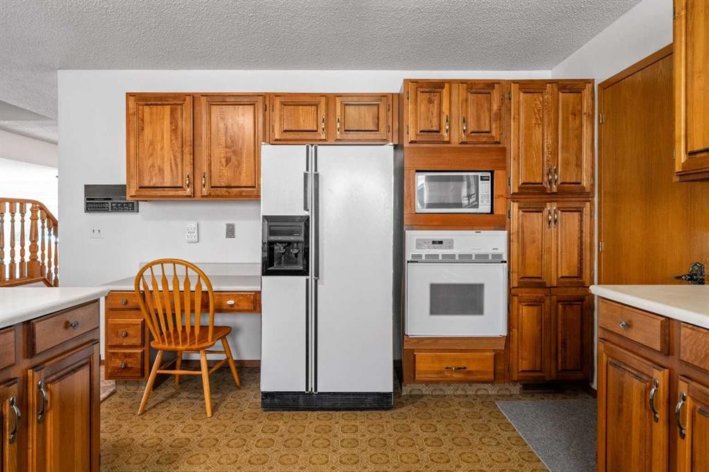 84 Deermoss Crescent Se, Calgary, AB - Indoor Photo Showing Kitchen